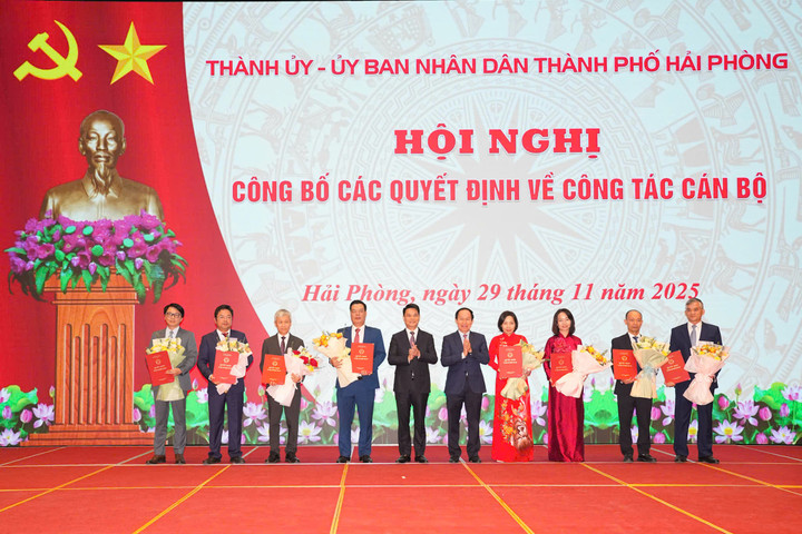Bí thư Thành ủy Hải Phòng Lê Tiến Châu và Chủ tịch UBND TP Hải Phòng Lê Ngọc Châu tặng hoa và trao quyết định. (Ảnh: Đàm Thanh)