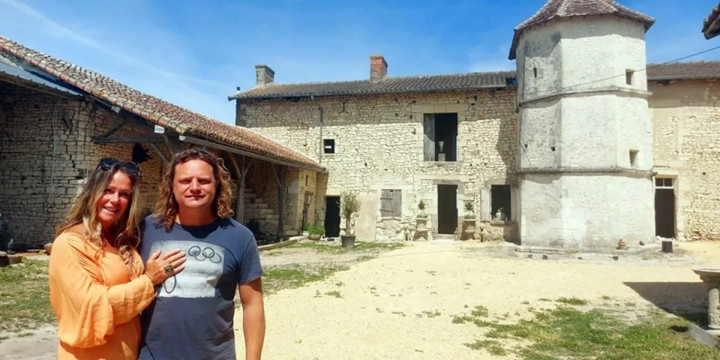 Năm 2015, vợ chồng Sean Baldock và Lolly Curran quyết định rời khỏi Vương quốc Anh. Thay vì đến Tây Ban Nha thuê một biệt thự nhìn ra biển hoặc một ngôi nhà nông thôn xinh đẹp ở Ý, cặp đôi lại chọn ngôi làng bị bỏ hoang ở Pháp. (Ảnh: La Galiserie/Kênh 4)