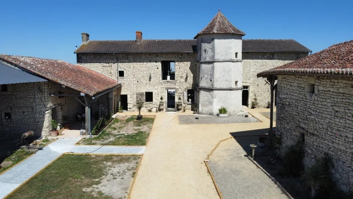 Lolly và Sean đã dành vài năm để cải tạo các tòa nhà, quyết tâm thổi luồng sinh khí mới vào La Galiserie và biến nơi này thành một khu nghỉ dưỡng. (Ảnh: La Galiserie)