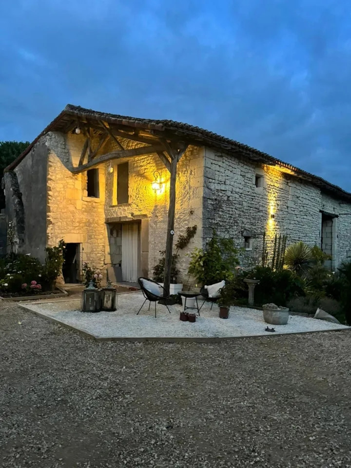 Hiện tại, Lolly và Sean đã hoàn thành một số phòng nghỉ và chuẩn bị chào đón du khách. (Ảnh: La Galiserie)