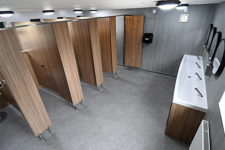 Một công ty Trung Quốc có quy định hạn chế thời gian đi vệ sinh của nhân viên, thậm chí còn phân công người chụp ảnh nhân viên trong khu vực này. (Ảnh minh họa: Cr8washrooms)