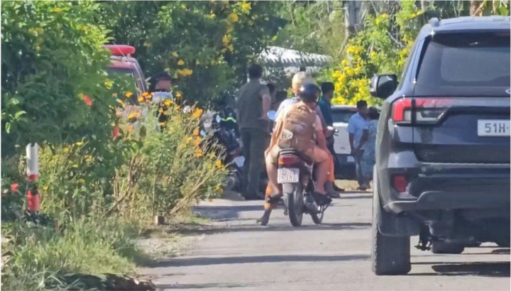 Người dân tụ tập gần hiện trường vụ nổ. (Ảnh cắt từ clip)