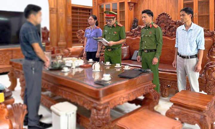 Cơ quan chức năng đọc các quyết định tố tụng đối với N.X.A. (Ảnh: Công an tỉnh Tuyên Quang)