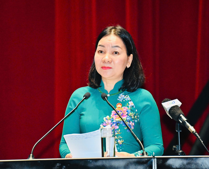 Bà Trương Thị Bích Hạnh, Ủy viên Ban Thường vụ Thành ủy, Phó Chủ tịch Thường trực Ủy ban MTTQ Việt Nam TP.HCM báo cáo tại đại hội. (Ảnh: Việt Dũng)