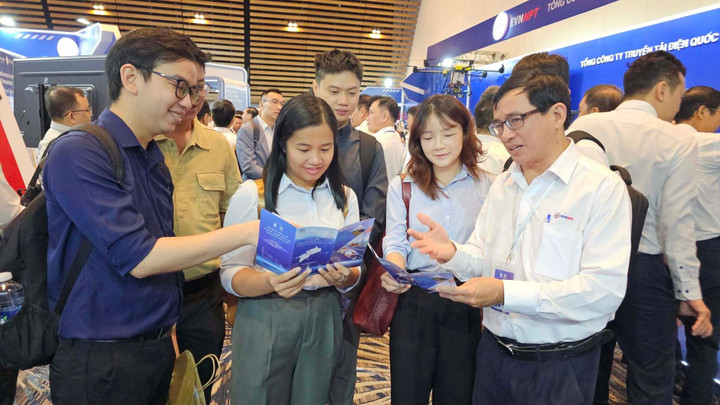 Ông Hoàng Quốc Sơn – Trưởng ban Truyền thông EVNSPC - giới thiệu các sản phẩm công nghệ của EVNSPC tại gian hàng cho khách tham quan.