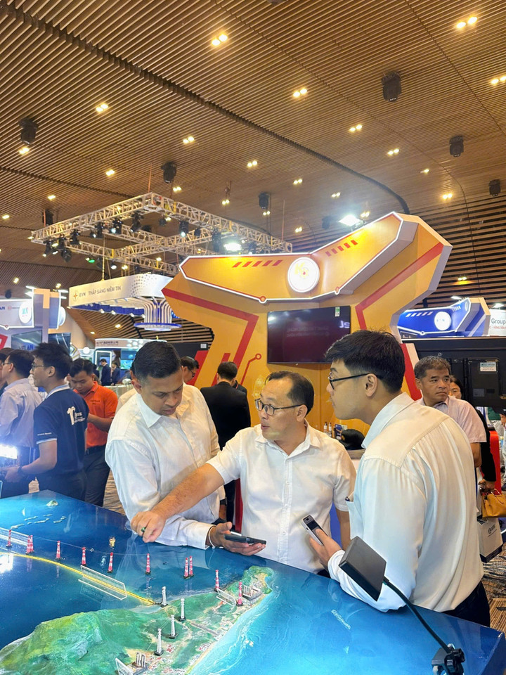 Các đối tác quốc tế tham quan gian hàng EVNSPC.