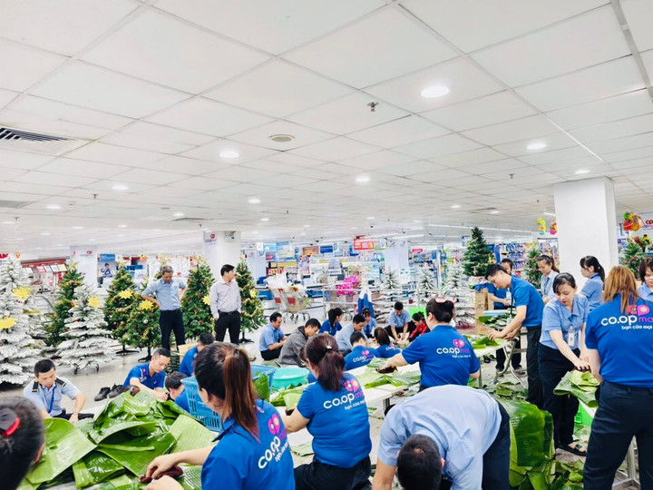 Co.opmart Huế tập trung nhân lực kịp thời gói 300 đòn bánh tét gửi đến các siêu thị trong vùng đỏ.