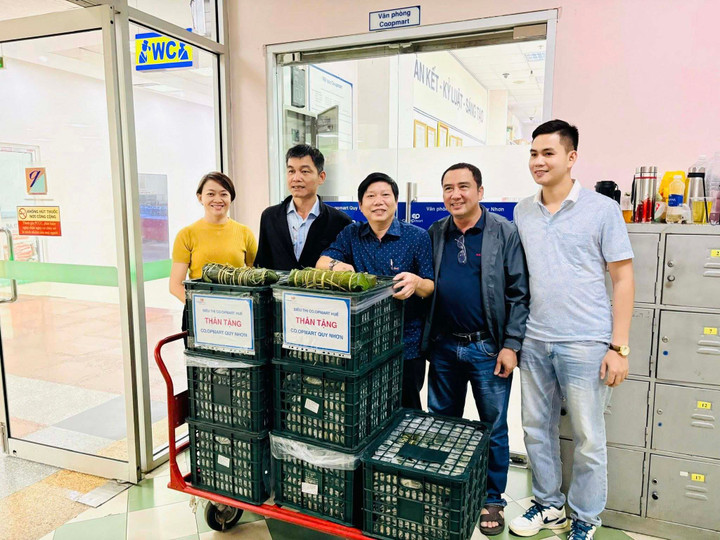 Hơn cả sự hỗ trợ cấp thiết, Co.opmart Huế trao sự động viên tinh thần đến các điểm bán trong vùng ảnh hưởng.