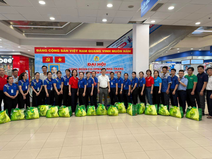 Saigon Co.op trao những phần quà thiết thực động viên tinh thần người hùng thầm lặng vùng bão lũ.