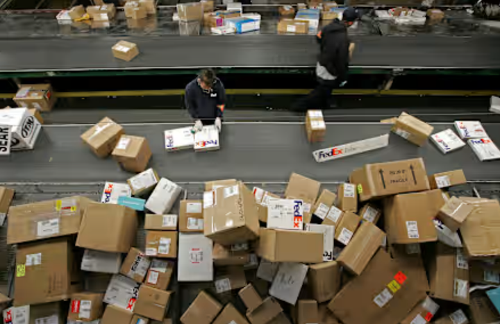 Một nhân viên FedEx đang phân loại các gói hàng tại Oakland, California, năm 2005. FedEx và UPS bắt đầu chứng kiến ​​sự gia tăng các gói hàng khi mùa vận chuyển hàng ngày lễ bắt đầu với mức độ mua sắm trực tuyến cao.