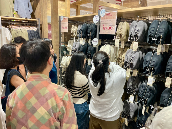 Khu vực bán giày của Muji đông khách nhờ chương trình giảm giá sâu dịp khai trương cửa hàng lớn nhất Việt Nam tại TP.HCM đúng ngày Black Friday.