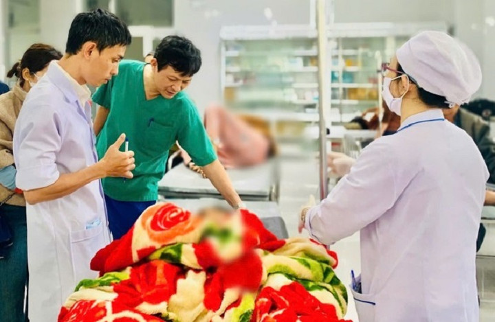 Bệnh viện ở Quảng Ngãi báo động đỏ nội viện cấp cứu 13 học sinh trong vụ lật xe. (Ảnh: B.V)