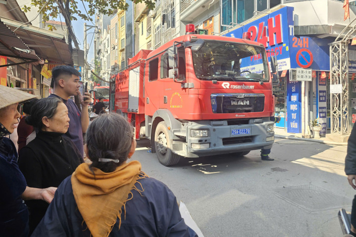 Lực lượng chức năng tiếp cận hiện trường vụ cháy nhà tại Từ Liêm, Hà Nội. (Ảnh: S.H.)