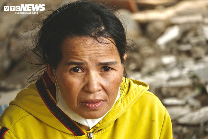 Chị Mận vẫn chưa hết bàng hoàng sau ngày sạt lở kinh hoàng.