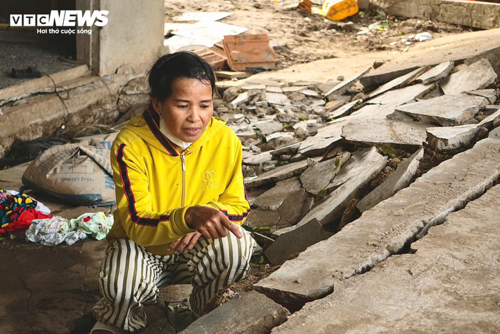 Chị Mận quay trở về nhà, nhặt nhạnh những đồ dùng còn sót lại.
