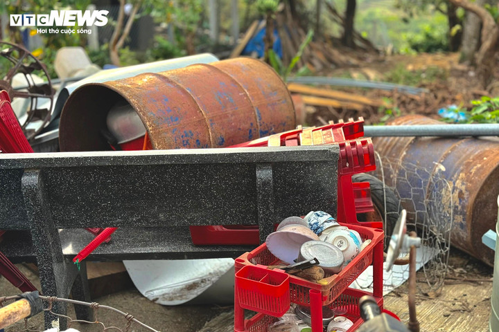 Một số đồ đạc của người dân còn sót lại, nằm ngổn ngang.