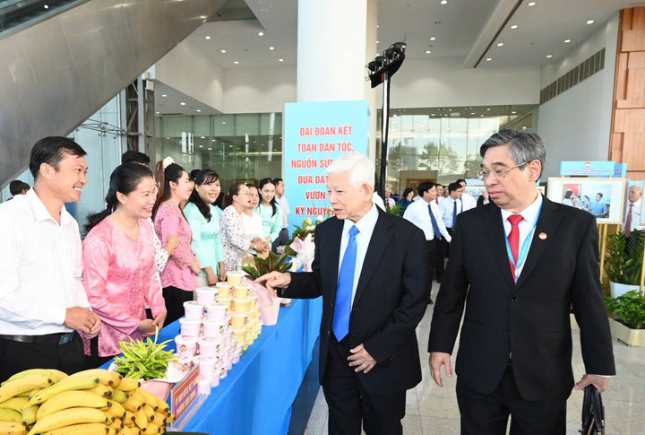 Nguyên Chủ tịch nước Nguyễn Minh Triết đến dự Đại hội.