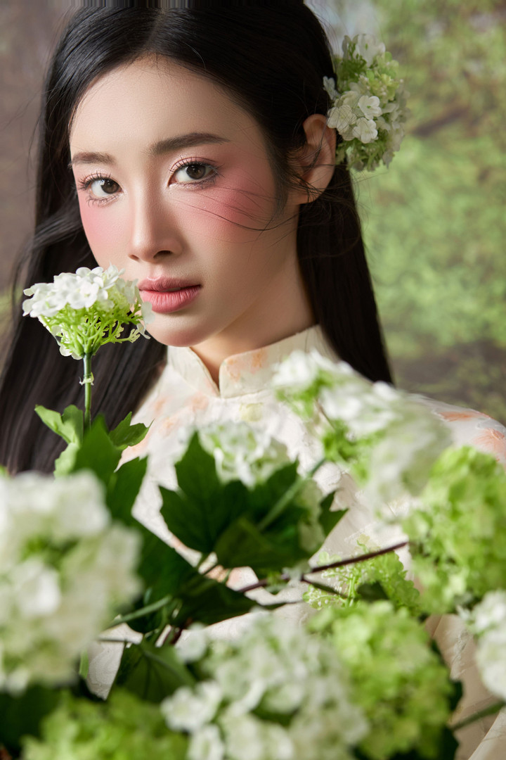 Hoài An chọn nhiều trang phục thanh lịch như áo dài trắng, áo dài thêu hoa hay váy yếm thướt tha.