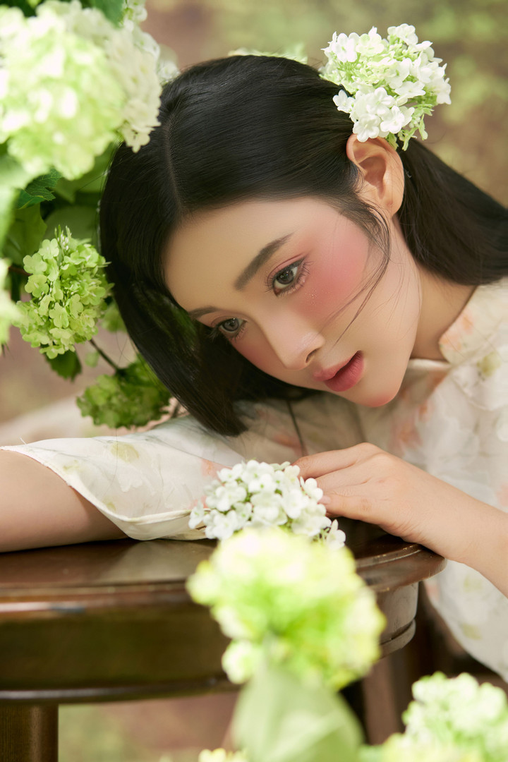 Dù ở phong cách nào, cô vẫn giữ được vẻ nhẹ nhàng và thanh thoát, gợi nhớ không khí mùa thu Hà Nội trong trẻo và lãng mạn.