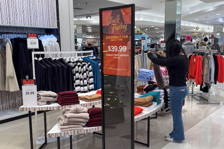 Các nhân viên bán hàng sẽ bận rộn hơn ở mùa Black Friday năm nay nhờ AI thúc đẩy dịch vụ. (Nguồn: Reuters)