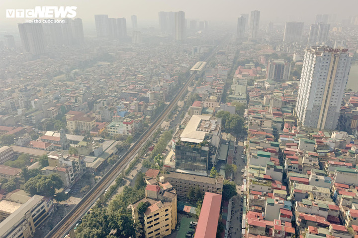 Bầu trời Hà Nội chìm trong bụi mịn sáng 30/11, ảnh hưởng trực tiếp đến sức khỏe người dân.