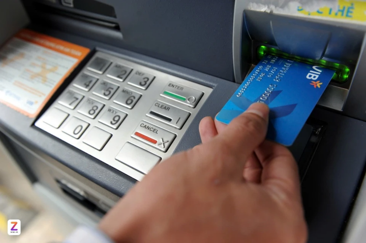 Nghị định 296/2025 của Chính phủ cho phép cơ quan chức năng phong tỏa tài khoản ngân hàng nếu cá nhân, tổ chức không tự nguyện nộp phạt hành chính hoặc có dấu hiệu tẩu tán tài sản. Ảnh: Nam Khánh.