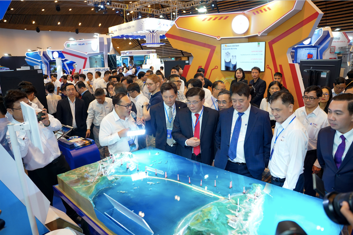 Tổng Giám đốc EVN Nguyễn Anh Tuấn (thứ 3 từ phải sang) cùng các đại biểu tham quan gian hàng EVNSPC.