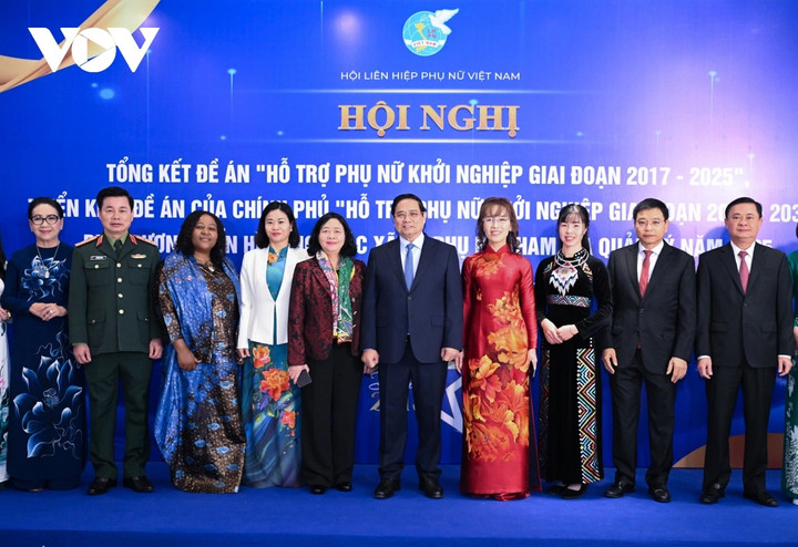 Thủ tướng Phạm Minh Chính chụp ảnh cùng các đại biểu dự Hội nghị.