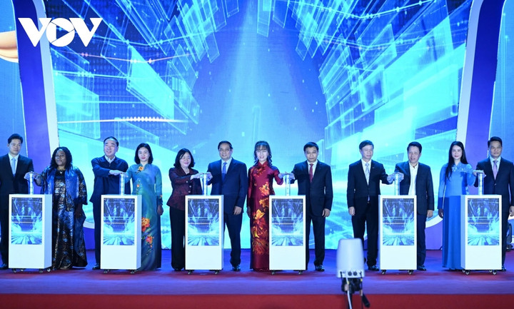 Thủ tướng Phạm Minh Chính và các đại biểu bấm nút triển khai Đề án "Hỗ trợ phụ nữ khởi nghiệp giai đoạn 2026-2035".