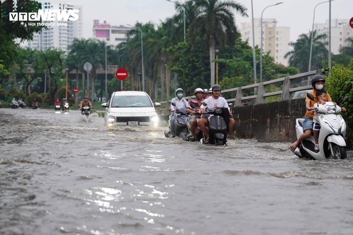 Cơ quan khí tượng thủy văn cảnh báo đỉnh triều ở mức báo động 2 đến báo động 3.