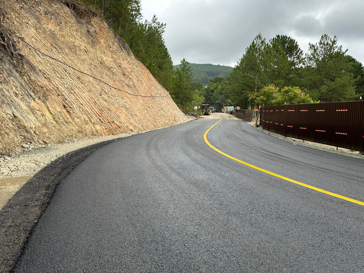 Mặt đường được thảm nhựa rất đẹp. Ảnh: Đ.K