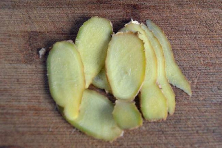 Có nên gọt vỏ gừng trước khi sử dụng?