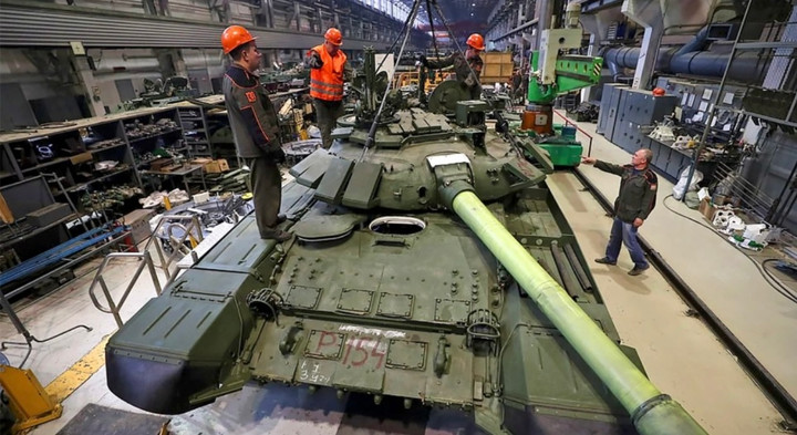 Công nhân làm việc trong một nhà máy sản xuất xe tăng của Nga năm 2022. (Ảnh: TASS)