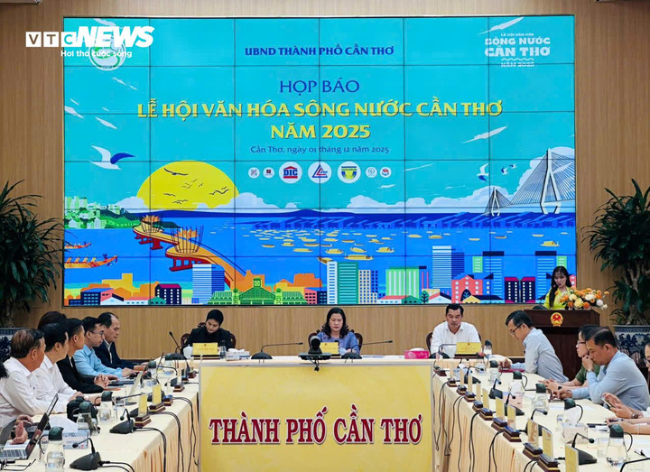 Scene at the press conference