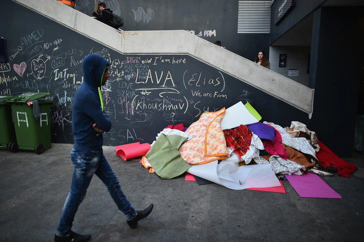 Một bức tường đầy hình vẽ graffiti và những tấm chăn vứt đi ở Budapest, Hungary.