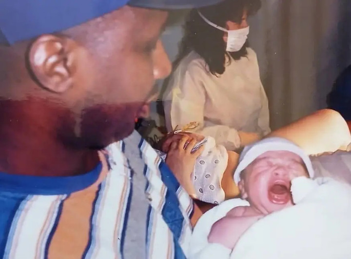 Queen Kadija chụp ảnh cùng cha khi mới chào đời.