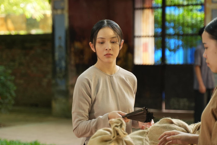 Ngọc Trâm từng tham gia nhiều MV ca nhạc, xuất hiện trong phim điện ảnh "Linh miêu: Quỷ nhập tràng" với vai Nguyệt. Vai Nga trong "Cách em một milimet" là phim truyền hình đầu tay của cô.