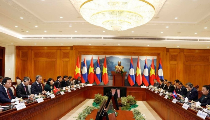 Tổng Bí thư Tô Lâm và Chủ tịch Quốc hội Lào bày tỏ vui mừng chứng kiến quan hệ hợp tác hết sức chặt chẽ, hiệu quả giữa Quốc hội hai nước. (Ảnh: Thống Nhất/TTXVN)