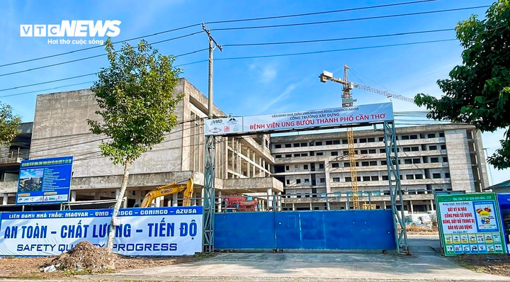 Dự án Bệnh viện Ung bướu Cần Thơ được phê duyệt với quy mô 500 giường, tổng vốn đầu tư hơn 1.727 tỷ đồng, trong đó 80,66% là vốn vay ODA từ Hungary và 19,34% là vốn đối ứng từ địa phương. Từ tháng 7/2022, dự án phải tạm dừng do hiệp định vay hết hiệu lực, hợp đồng tổng thầu EPC cũng đã hết hạn, khiến công trình dang dở trong nhiều năm.