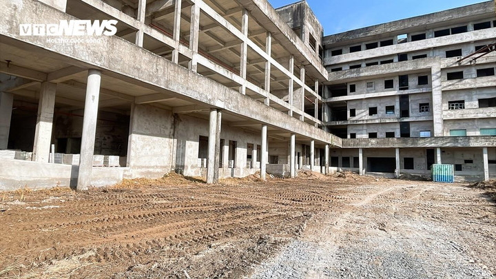 Sáng 1/12, ghi nhận của phóng viên Báo Điện tử VTC News, dự án Bệnh viện Ung bướu nghìn tỷ tại TP Cần Thơ đã tái khởi động, chuẩn bị cho quá trình “hồi sinh” sau nhiều năm bỏ hoang.