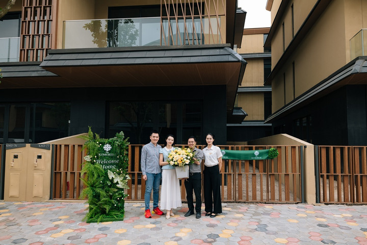 Pemilik pertama kompleks villa Komorebi tidak dapat menyembunyikan kegembiraan mereka saat menerima rumah mereka.