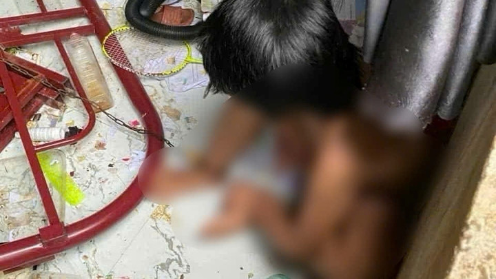 Cha xích con trong phòng (ảnh cắt từ clip)