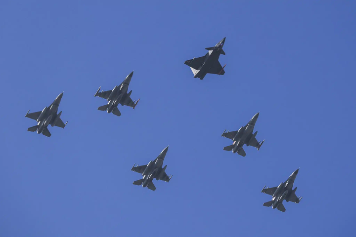 Phi cơ Kizilelma bay cùng đội hình F-16 của Không quân Thổ Nhĩ Kỳ. (Ảnh: Baykar)