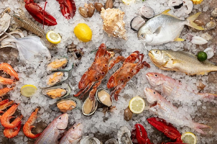 Bạn nên chọn hải sản ướp lạnh có độ tươi ngon và giữ được dinh dưỡng tối đa.