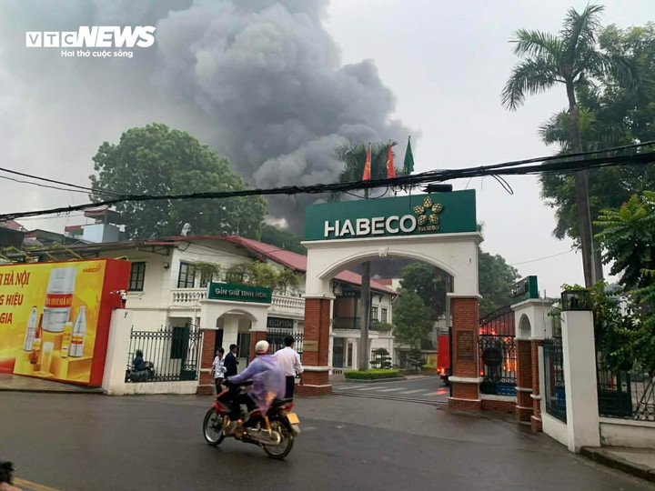 Vụ hoả hoạn xảy ra tại Nhà máy Bia Hà Nội Habeco nằm trên đường Hoàng Hoa Thám.