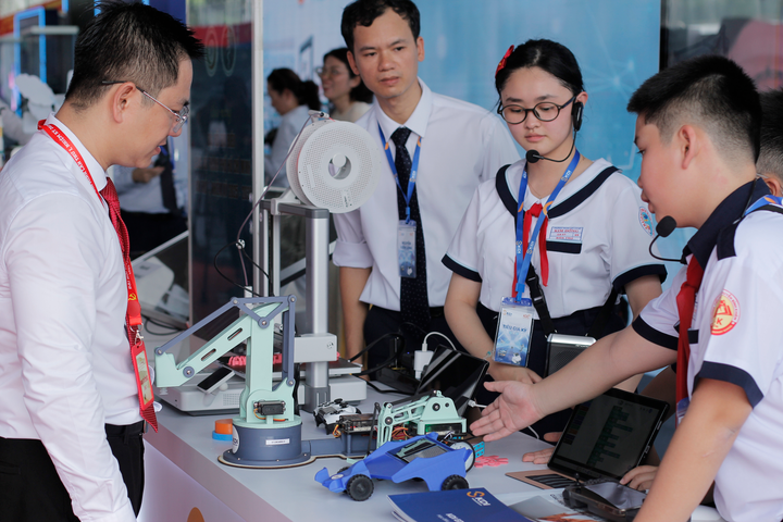 នៅឆ្នាំ 2025 ទីក្រុងហូជីមិញនឹងបែងចែកថវិកាជាង 5.373 ពាន់លានដុងសម្រាប់វិទ្យាសាស្ត្រ និងបច្ចេកវិទ្យា នវានុវត្តន៍ និងការផ្លាស់ប្តូរឌីជីថល ដែលស្មើនឹង 1.84% នៃការចំណាយថវិកាសរុបរបស់ទីក្រុង។