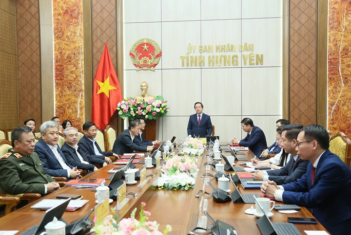 Chủ tịch UBND tỉnh Hưng Yên Phạm Quang Ngọc phát biểu giao nhiệm vụ cho những cán bộ lãnh đạo được điều động, bổ nhiệm.