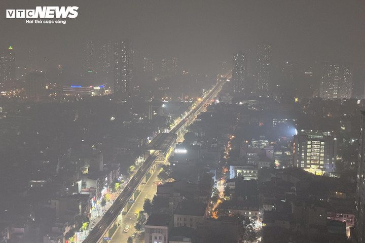 Tối muộn ngày 1/12, tình trạng mù mịt vẫn chưa cải thiện, các tuyến phố tiếp tục chìm trong màn sương dày đặc. (Ảnh: Viên Minh)