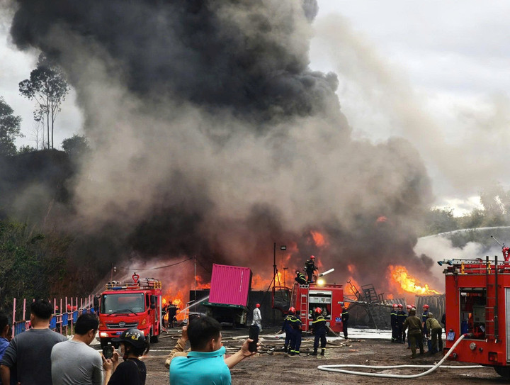 Kho chứa hàng bốc cháy ngùn ngụt. (Ảnh: Đ.N)