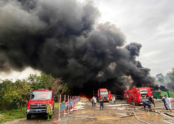 Ít nhất 10 xe cứu hỏa cùng hàng chục cán bộ, chiến sĩ khẩn trương có mặt để dập lửa.